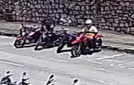 Três criminosos são flagrados furtando moto estacionada na rua em área nobre de Fortaleza