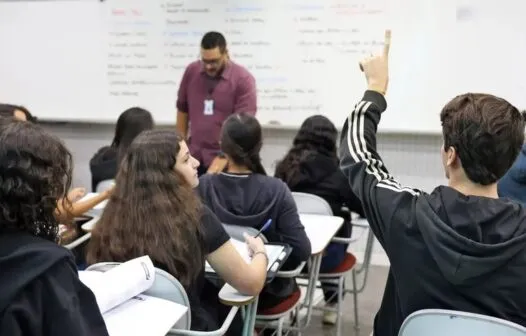 ‘Mais professores’: Governo anuncia auxílio financeiro e concurso anual de docentes