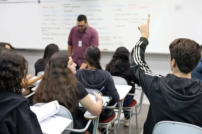 ‘Mais professores’: Governo anuncia auxílio financeiro e concurso anual de docentes