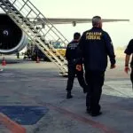 Polícia Federal realiza extradição de foragido internacional em operação no aeroporto de Fortaleza