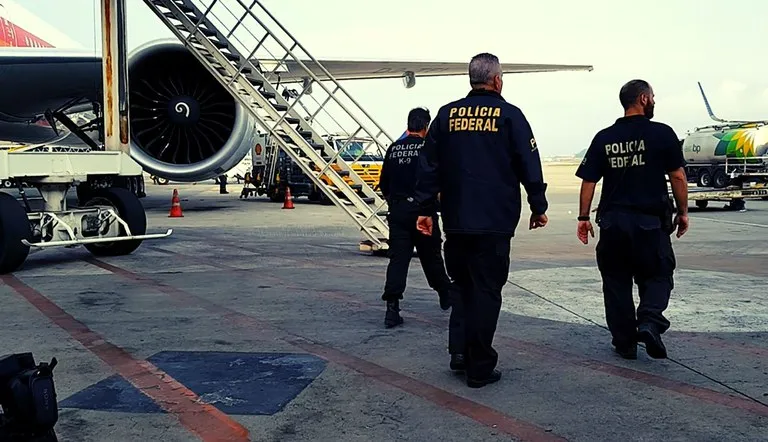 Polícia Federal realiza extradição de foragido internacional em operação no aeroporto de Fortaleza