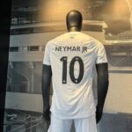 Camisa 10 do Santos de Neymar vira ‘febre’ na Vila Belmiro mesmo com preço elevado