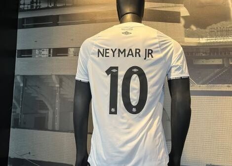 Camisa 10 do Santos de Neymar vira ‘febre’ na Vila Belmiro mesmo com preço elevado