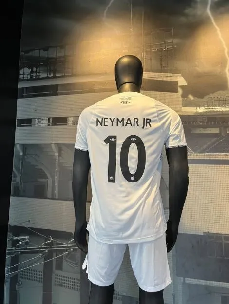 Camisa 10 do Santos de Neymar vira ‘febre’ na Vila Belmiro mesmo com preço elevado