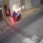 Entregador tem moto roubada enquanto trabalhava em Fortaleza; vídeo