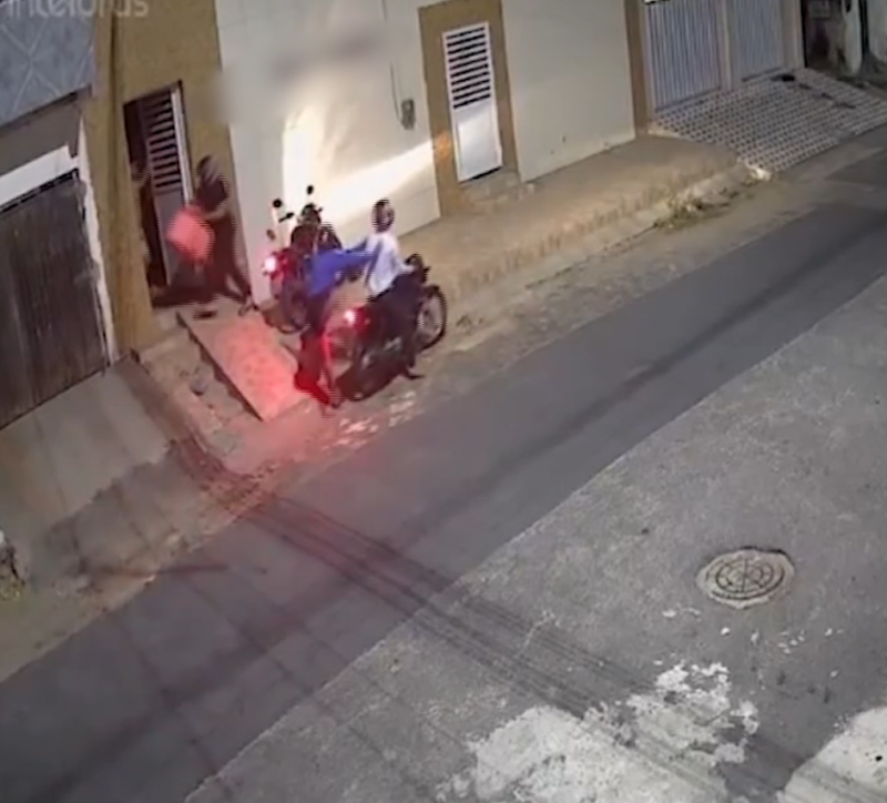 Entregador tem moto roubada enquanto trabalhava em Fortaleza; vídeo