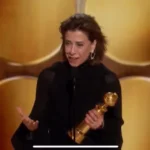 Fernanda Torres dedica prêmio a Fernanda Montenegro em discurso no Globo de Ouro 2025; veja vídeo