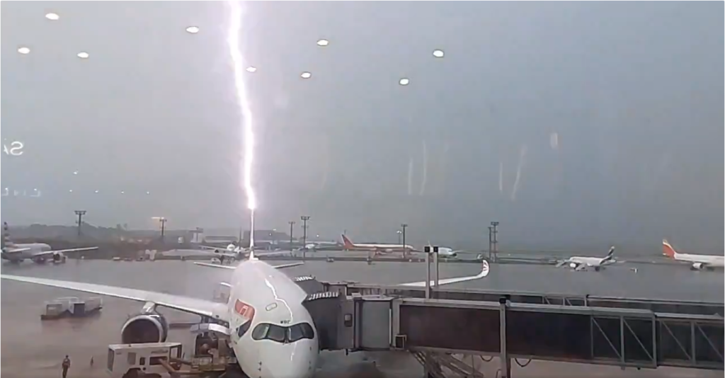 Avião estacionado no Aeroporto de Guarulhos é atingido por raio