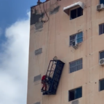 Operários ficam pendurados em andaime após cabo se romper no Centro de Fortaleza; vídeo