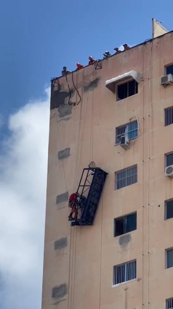 Operários ficam pendurados em andaime após cabo se romper no Centro de Fortaleza; vídeo