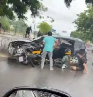 Carro de luxo perde o controle e causa acidente envolvendo três motocicletas, em Fortaleza