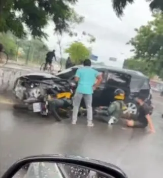 Carro de luxo perde o controle e causa acidente envolvendo três motocicletas, em Fortaleza