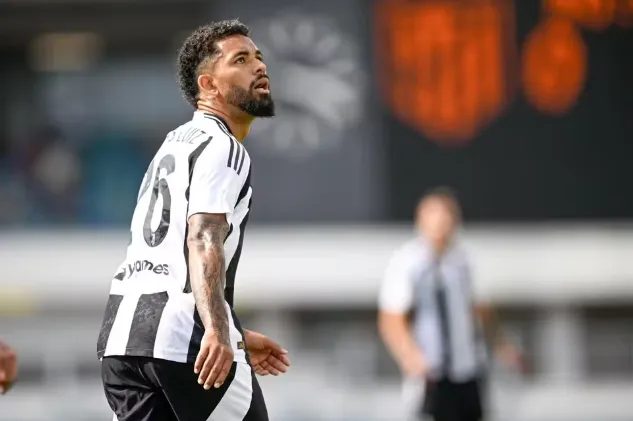 Douglas Luiz, da Juventus, está na mira do Manchester City, afirma site