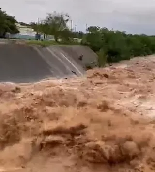 Fortes chuvas causam alagamentos e transbordamento de canal no Crato