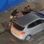 Dois homens de bicicleta realizam assalto em cruzamento movimentado de Fortaleza; vídeo