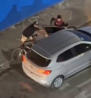 Dois homens de bicicleta realizam assalto em cruzamento movimentado de Fortaleza; vídeo