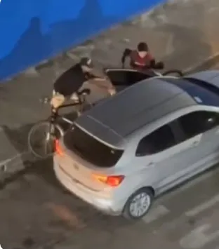 Dois homens de bicicleta realizam assalto em cruzamento movimentado de Fortaleza; vídeo