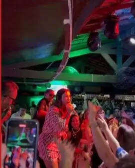 Ivete Sangalo surpreende público em bar de Salvador e embala noite com hits