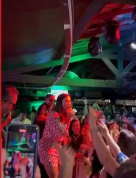 Ivete Sangalo surpreende público em bar de Salvador e embala noite com hits