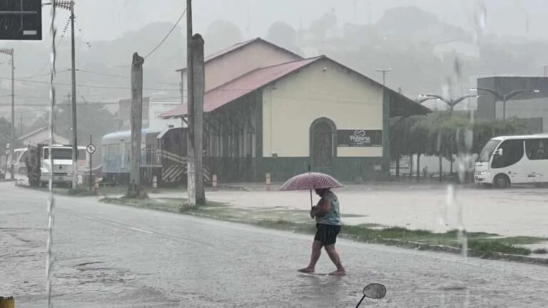 Inmet emite aviso de chuvas intensas para 179 municípios do Ceará até quinta-feira (23)