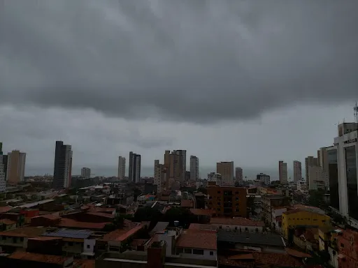 Chuvas em Fortaleza: Defesa Civil atende chamados de desabamentos e alagamentos em cinco bairros