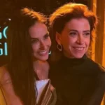 Demi Moore e Fernanda Torres se encontram em premiação do Globo de Ouro 2025