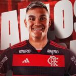 Flamengo anuncia o empréstimo de argentino Carlos Alcaraz para time da Inglaterra