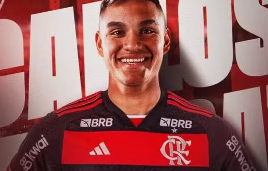 Flamengo anuncia o empréstimo de argentino Carlos Alcaraz para time da Inglaterra