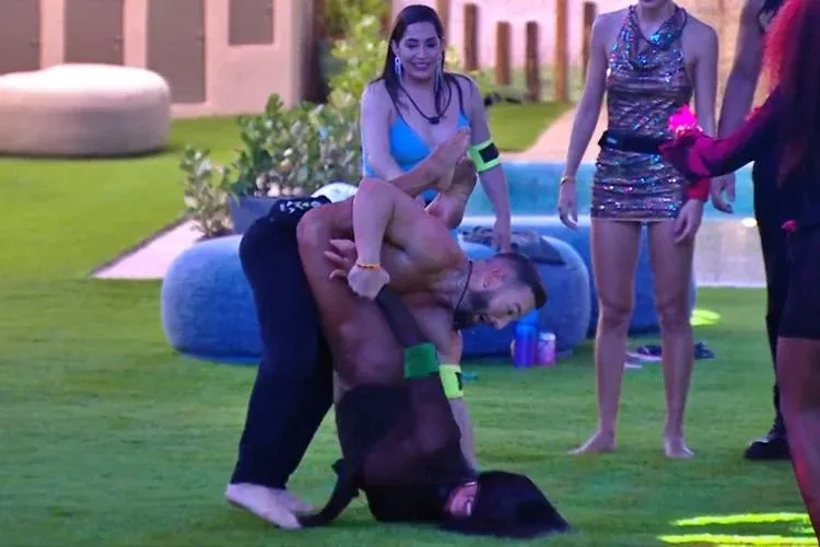 Gracyanne Barbosa cai de cara no chão após brincadeira no BBB 25