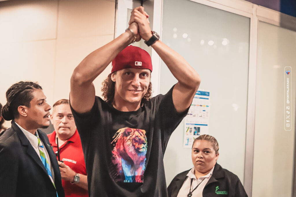 David Luiz é recebido com festa pela torcida do Fortaleza ao chegar para reforçar o time em 2025