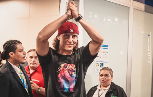 David Luiz é recebido com festa pela torcida do Fortaleza ao chegar para reforçar o time em 2025