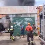 Incêndio atinge sucata no Bairro Panamericano, em Fortaleza