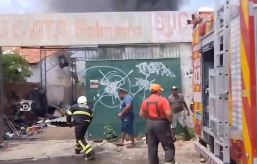 Incêndio atinge sucata no Bairro Panamericano, em Fortaleza