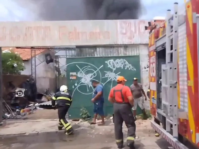 Incêndio atinge sucata no Bairro Panamericano, em Fortaleza