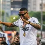 Júnior Santos, herói do Botafogo, desembarca em Belo Horizonte para fechar com Atlético-MG