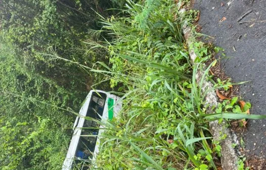 Micro-ônibus cai em ribanceira em serra no interior do Ceará