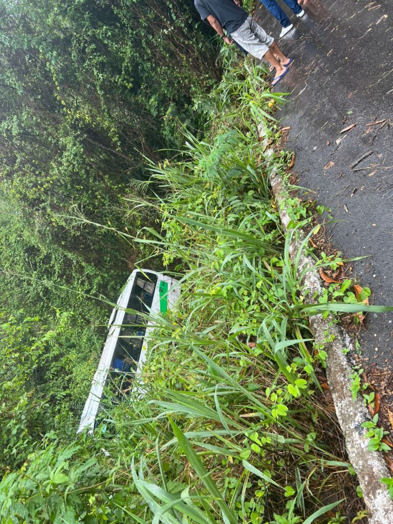 Micro-ônibus cai em ribanceira em serra no interior do Ceará