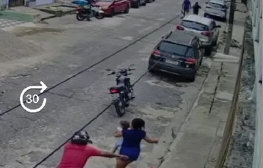 Mulher com criança no colo é vítima de tentativa de assalto em Fortaleza