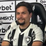 Novo camisa 7 do Botafogo, Artur projeta decisão da Supercopa: ‘Não vejo a hora’