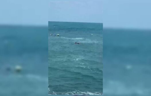 Pescador à deriva é resgatado após ser arrastado por onda em Fortaleza