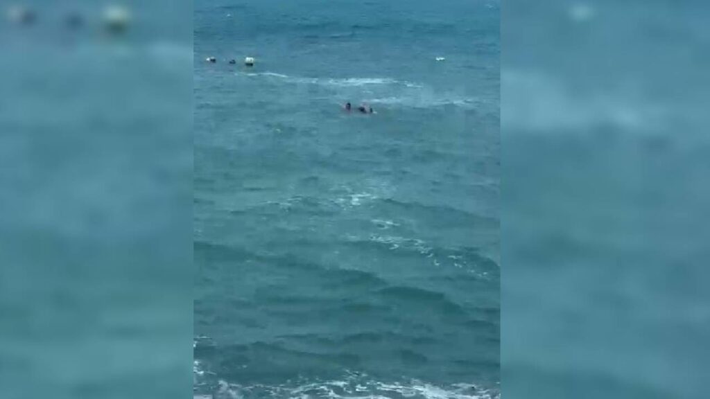 Pescador à deriva é resgatado após ser arrastado por onda em Fortaleza