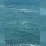 Pescador à deriva é resgatado após ser arrastado por onda em Fortaleza