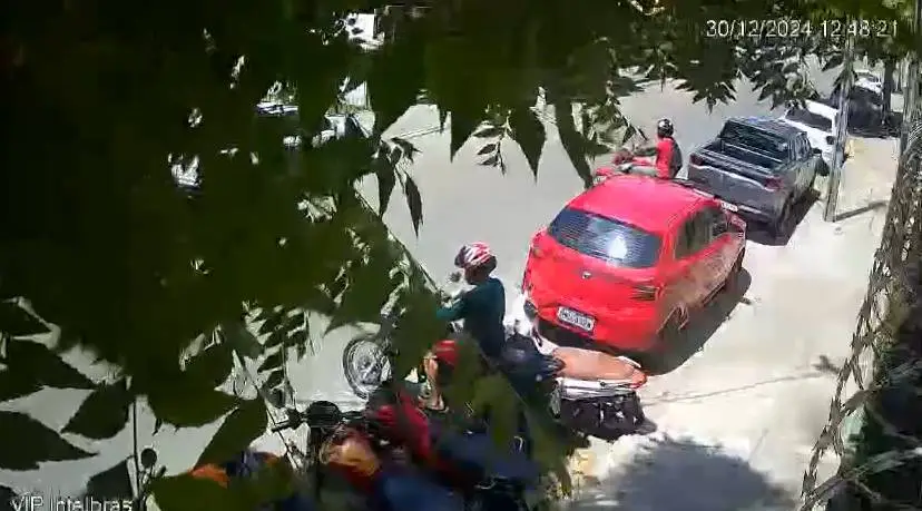 Moto é roubada em poucos segundos no bairro Aldeota; câmera registra ação criminosa