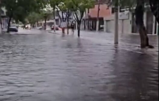 Chuvas deixam ruas e avenidas alagadas em Quixadá (CE), neste domingo (12)