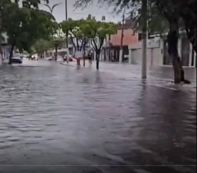 Chuvas deixam ruas e avenidas alagadas em Quixadá (CE), neste domingo (12)