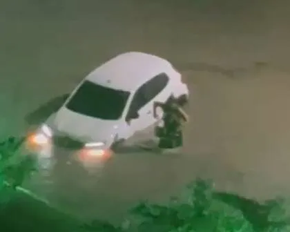 Motorista abandona carro após veículo encalhar em rua alagada de Fortaleza