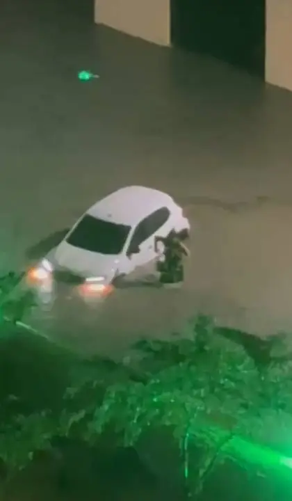 Motorista abandona carro após veículo encalhar em rua alagada de Fortaleza