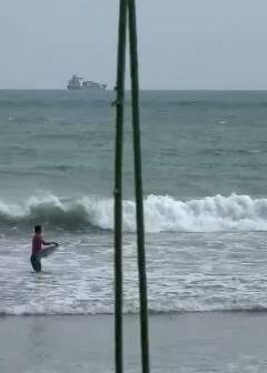 Corpo sem cabeça é achado boiando no mar da praia da Leste-Oeste