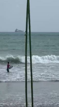 Corpo sem cabeça é achado boiando no mar da praia da Leste-Oeste