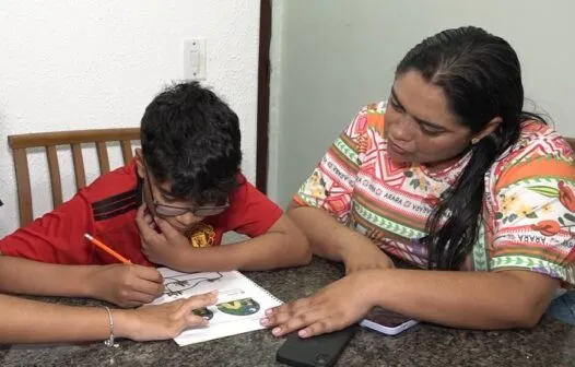 Nova lei que restringe uso de celulares em sala de aula mobiliza escolas e famílias